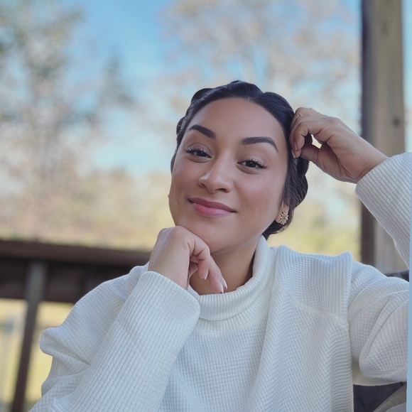 Meet your Posher, Amanda - Picture 1 of 2